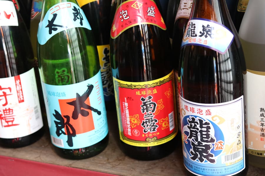 吧台上一排冲绳泡盛酒瓶