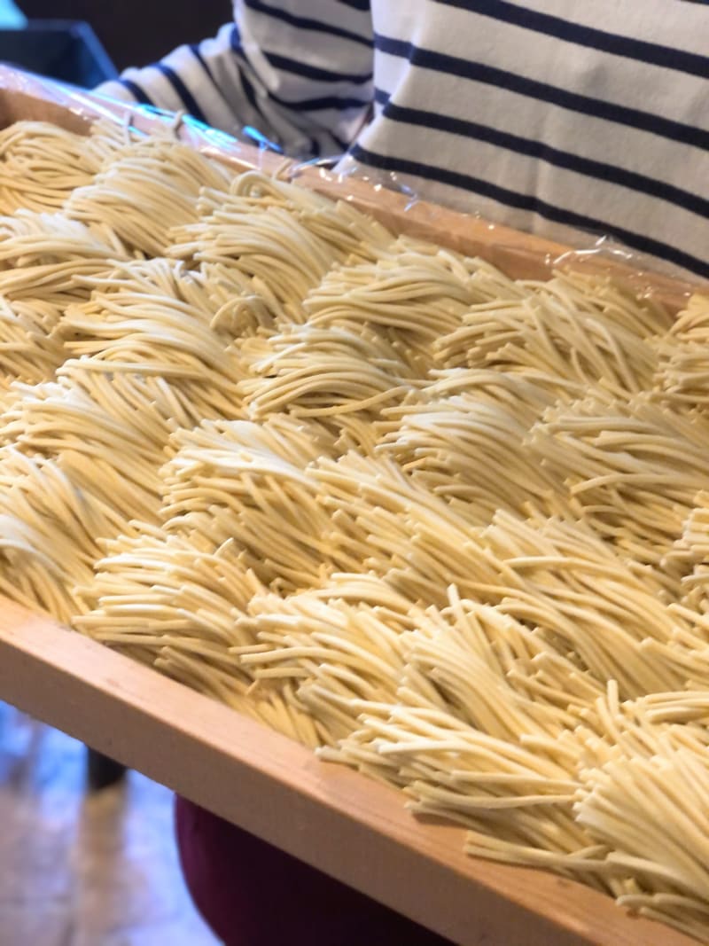 大きな木の箱いっぱいに仕込まれた自家製麺