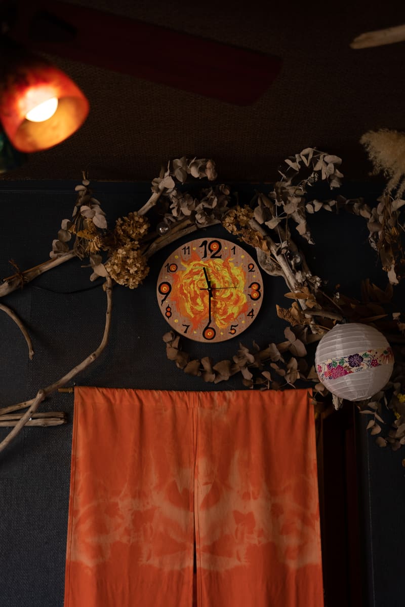 灯りがともる夜の店内