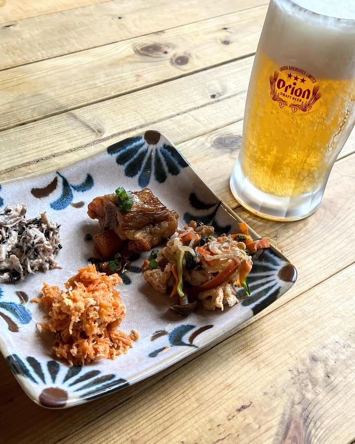 宴会の料理が並んだテーブル