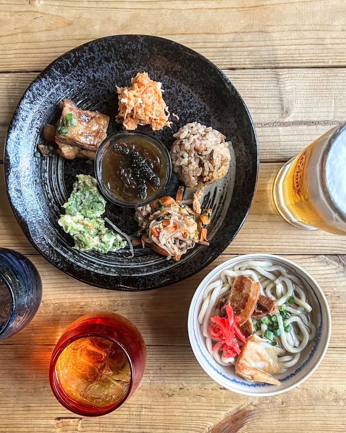 沖縄料理の盛り合わせとドリンク