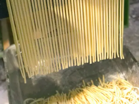 自家製麺の切り出し
